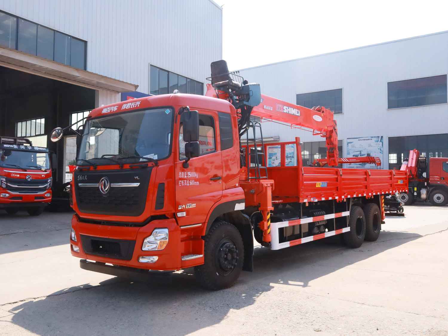 國(guó)六東風(fēng)天龍VL后雙橋上裝石煤12噸直臂式吊機(jī)隨車吊